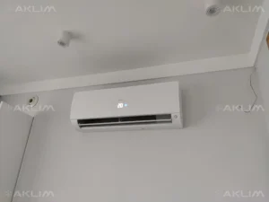 Instalacja klimatyzacji Multi Split jednostka wewnętrzna Flexis