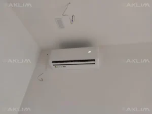 Montaż klimatyzacji do firmy AUX Q Smart jednostka wewnętrzna
